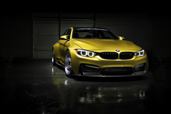 BMW color oro si trova in piena faccia nel buio più totale
