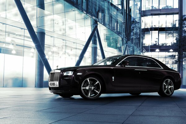 Rolls royce sur fond de salon automobile bleu