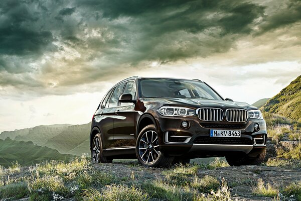 Auto nera BMW X5. Sfondo del desktop