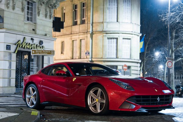 Ferrari Berlinetta rossa sulla strada