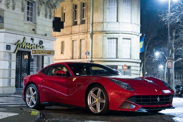 Czerwone Ferrari berlinetta na ulicy