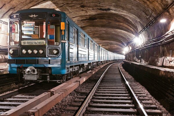 Ein Tunnel in der U-Bahn. Blauer Zug