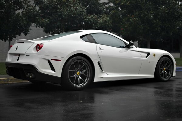 Ferrari gto weiß auf schwarzen Felgen