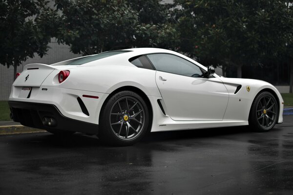 Ferrari GTO blanco sobre Llantas negras