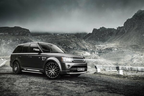 Tuning Range Rover dans les montagnes noir et blanc photo