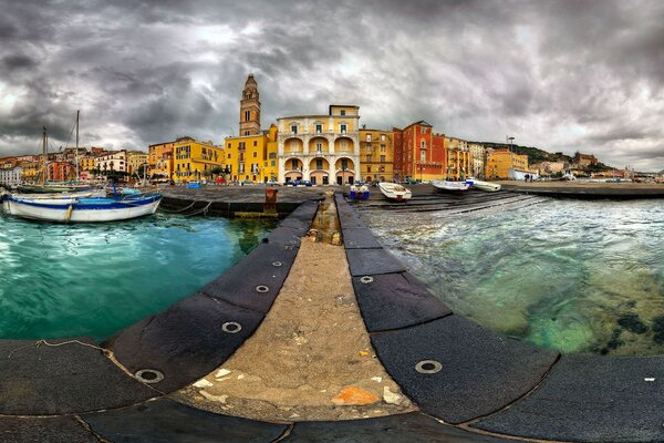 Paisajes urbanos con muelle para barcos