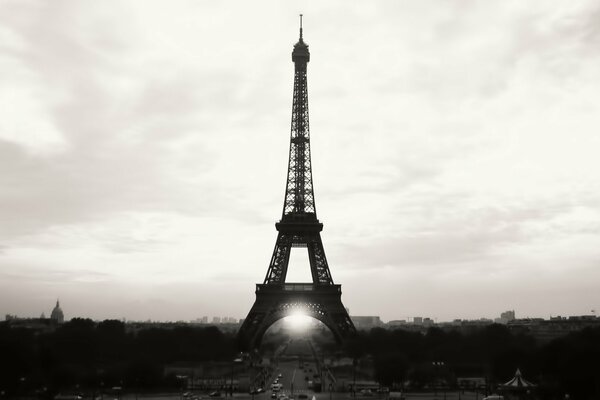 Lever du soleil à la tour Eiffel en France