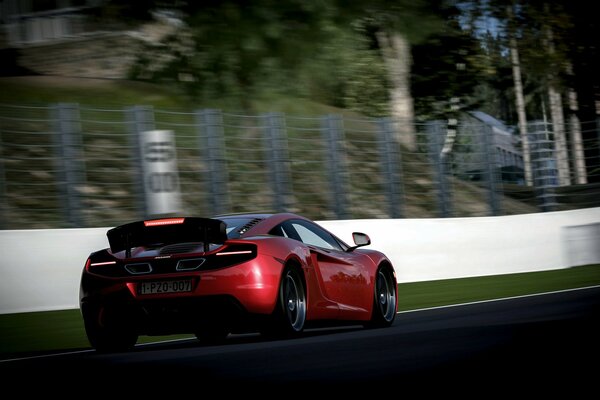 McLaren veloce in sfocatura con vista posteriore