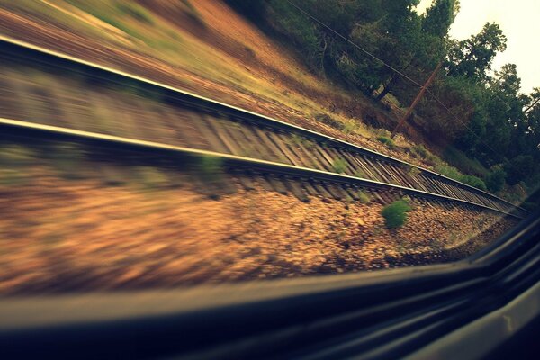 Chemin de fer, vue depuis la fenêtre du train sur la route