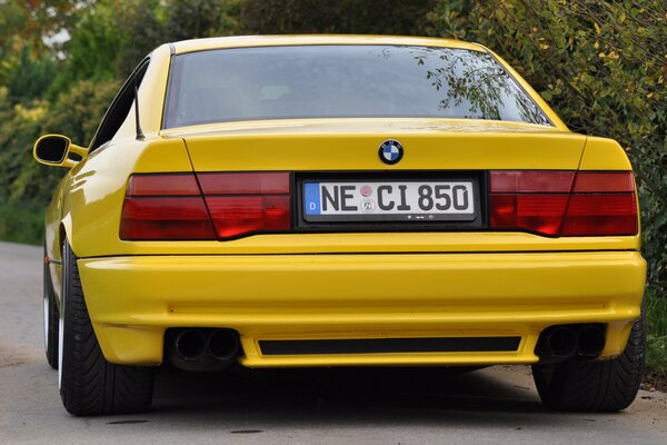 Voiture jaune avec vue arrière