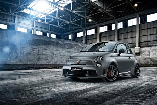 Pequeño fiat gris en el hangar