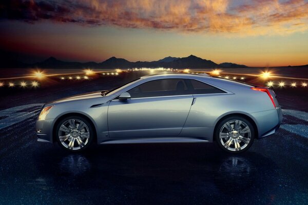 Piękny szary samochód Cadillaca na tle zachodu Słońca
