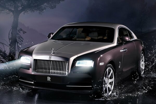 Auto Rolls-Royce su asfalto bagnato di notte