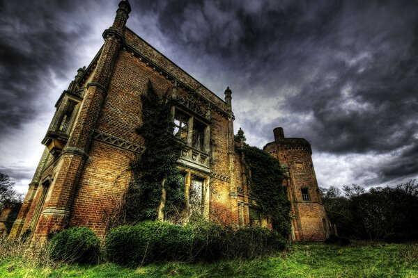 Vieux château sur fond de ciel gris