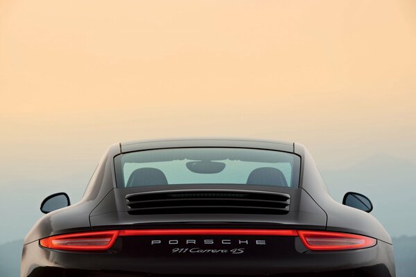 Elegante Porsche nera, vista posteriore, nessuna ruota in vista