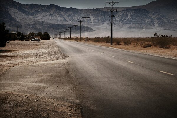 Camino del desierto que va a las montañas