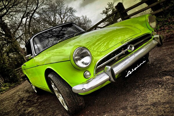 Voiture rétro de couleur vert vif