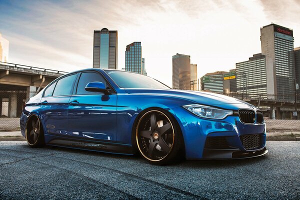 BMW 335i blau in der Stadt