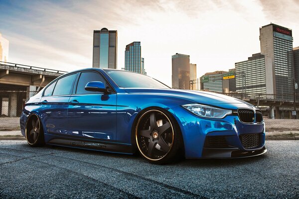 BMW 335i синий в городе