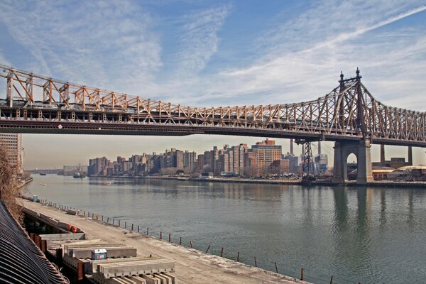 Puente sobre el río cuando hace buen tiempo