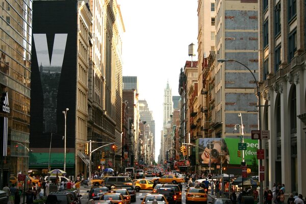 Calles de nueva York con taxis y rascacielos