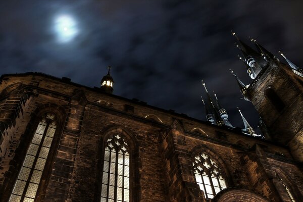 Kathedrale von unten in der Nacht aus einer Perspektive