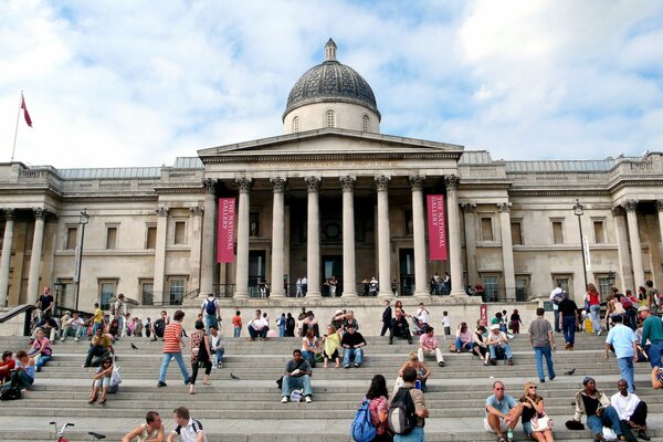 Les gens sur les Marches de la National Gallery de Londres