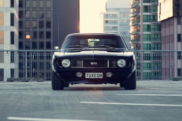 Stadtbild. Schwarzer chevrolet camaro