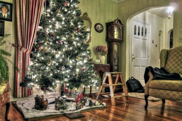 Gemütliches Zimmer mit Sofa, Weihnachtsbaum und Weihnachtsschmuck