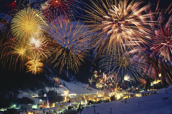 Küstenstadt mit hellem Feuerwerk