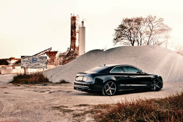 Das Auto audi s5 vor dem Hintergrund der Industrielandschaft