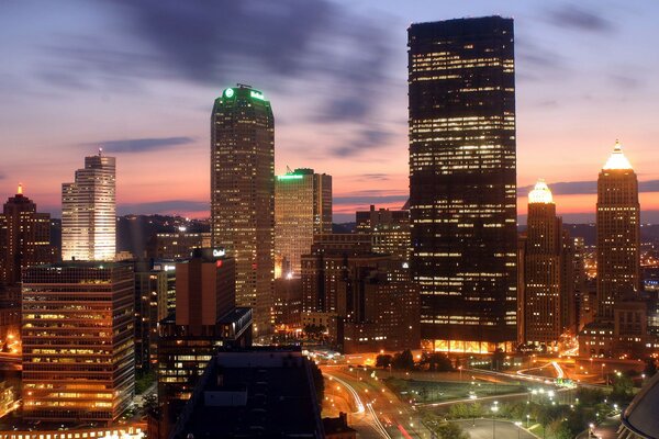 Puesta de sol en la ciudad. Rascacielos gigantes