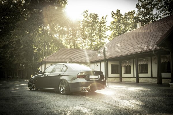 Voiture bmw e90 sur le fond d une maison d un étage avec grenier