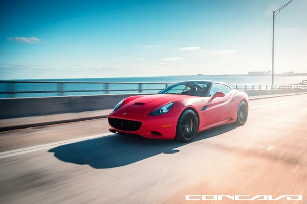 Coche rojo mate de Ferrari en las carreteras de California