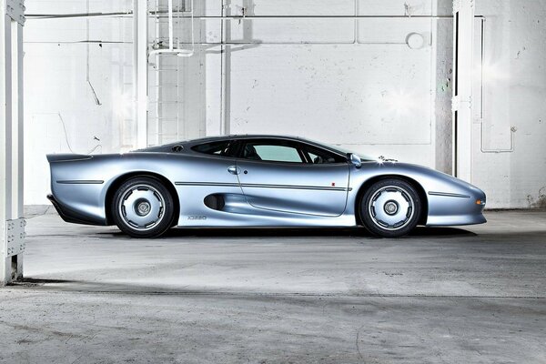 Supersportwagen Jaguar blau metallic Seitenansicht