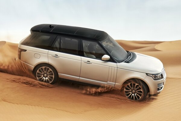 Фото автомобиля range rover на песке в пустыне