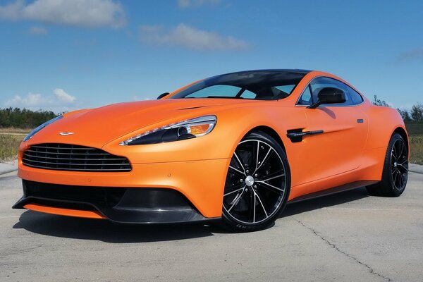 Автомобиль Aston Martin на стильных колесах