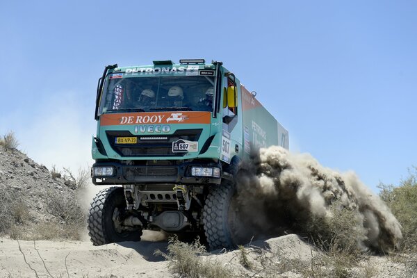 Ciężarówka IVECO w pyle na Rajdzie Dakar