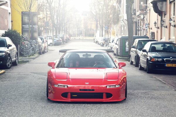 Coche japonés de carreras rojo