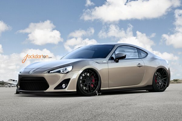 Toyota GT86 in Grau in neuem Design auf Himmelshintergrund