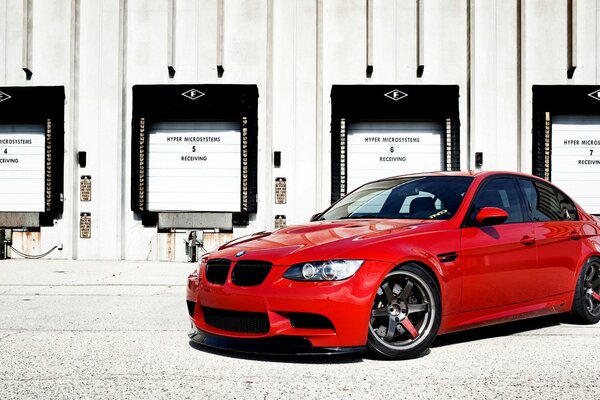 Auto sportiva rossa BMW