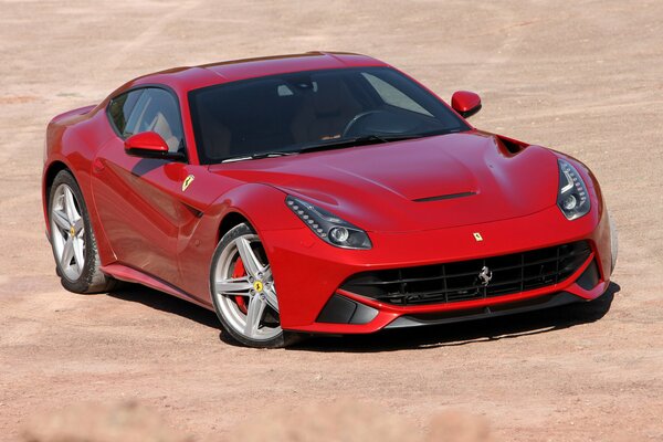 Ferrari f12 se ve muy bien en las arenas del desierto