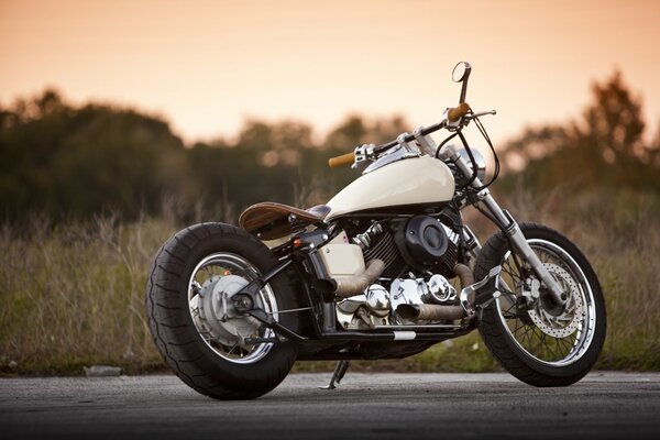Belle moto de marque yamaha 650 sur fond de coucher de soleil