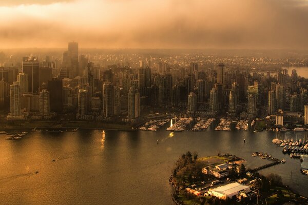 Una metropoli con grattacieli ed edifici a Vancouver