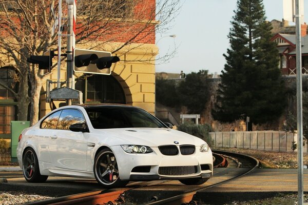 Białe BMW coupe z wgłębionymi tarczami