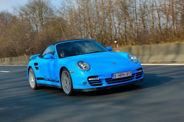 Un autovettura sportiva Porsche 911 turbo S in azzurro cielo