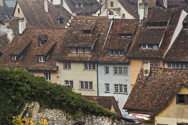 Braune Dächer von Häusern in der Schweiz