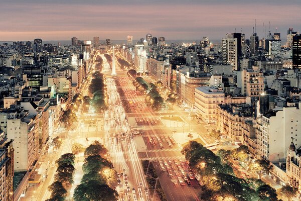 Hermoso camino de la ciudad de la tarde