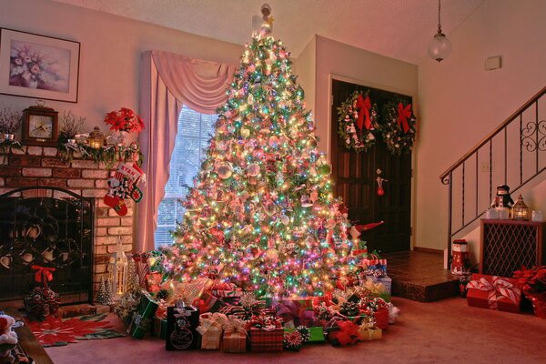 Arbre de Noël de luxe à côté de la cheminée