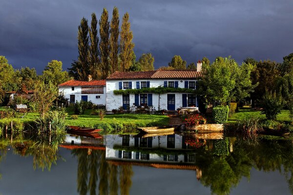 Maison sur le rivage. Lac De France